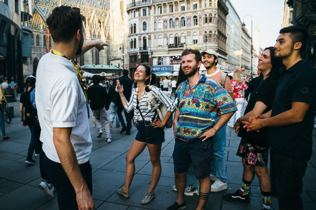 Guide und Gruppe vor dem Stephansdom